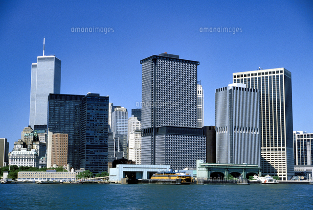 アメリカ合衆国 ニューヨーク 海から見たビル群と旧ワールドトレードセンター の写真素材 イラスト素材 アマナイメージズ