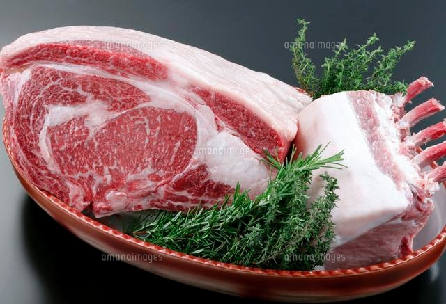 牛肉と豚肉の香草盛り の写真素材 イラスト素材 アマナイメージズ