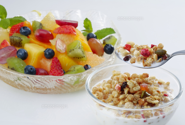シリアル食品とフルーツ盛り合わせ の写真素材 イラスト素材 アマナイメージズ