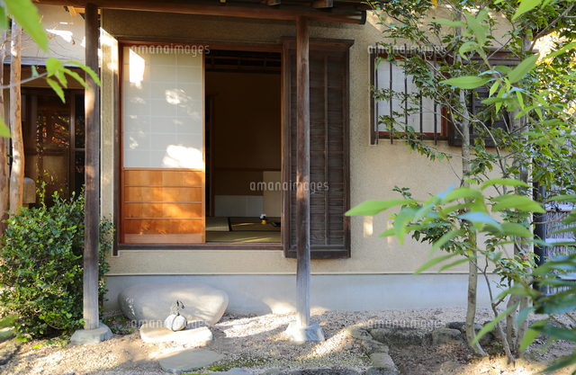 茶庭から見た茶室外観 の写真素材 イラスト素材 アマナイメージズ