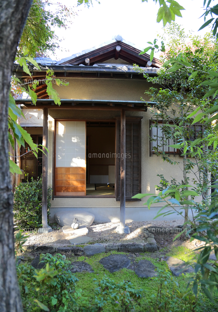 茶庭から見た茶室外観 の写真素材 イラスト素材 アマナイメージズ