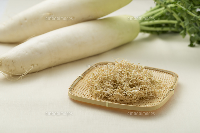 ざるに盛った切り干し大根と大根 の写真素材 イラスト素材 アマナイメージズ ざるに盛った切り干し大根と大根 の写真素材 イラスト素材 アマナイメージズ