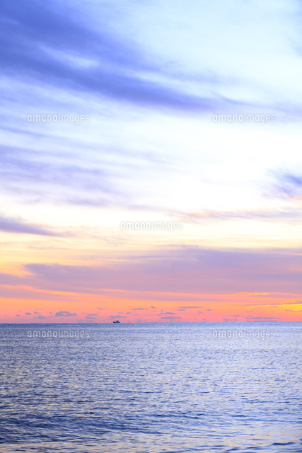 朝焼けの海[10563000810]の写真・イラスト素材｜アマナイメージズ
