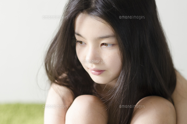 物思いにふけるハーフの少女 の写真素材 イラスト素材 アマナイメージズ