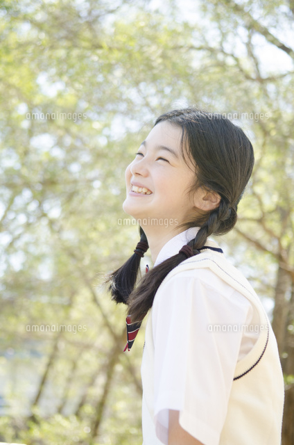 横を向いて笑う制服姿の女の子 の写真素材 イラスト素材 アマナイメージズ 横を向いて笑う制服姿の女の子 の写真素材 イラスト素材 アマナイメージズ