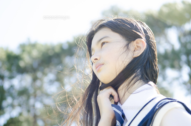 屋外で髪を触る制服姿の女の子 の写真素材 イラスト素材 アマナイメージズ