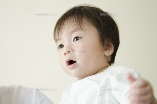 びっくりしたような顔をする男の子 の写真素材 イラスト素材 アマナイメージズ