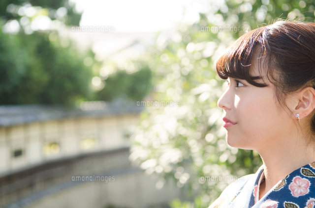 着物を着ている女性の横顔 の写真素材 イラスト素材 アマナイメージズ