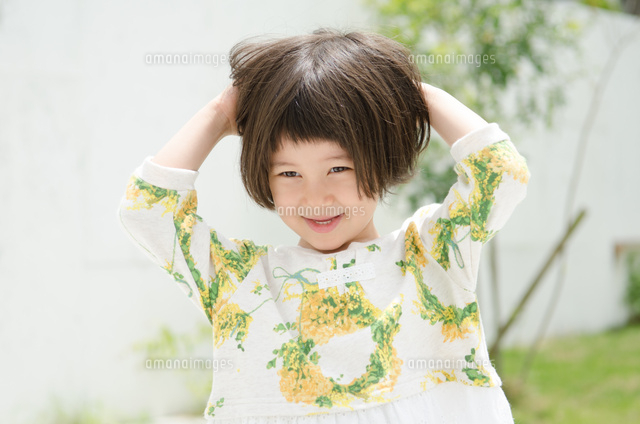 頭をくしゃくしゃする女の子 の写真素材 イラスト素材 アマナイメージズ