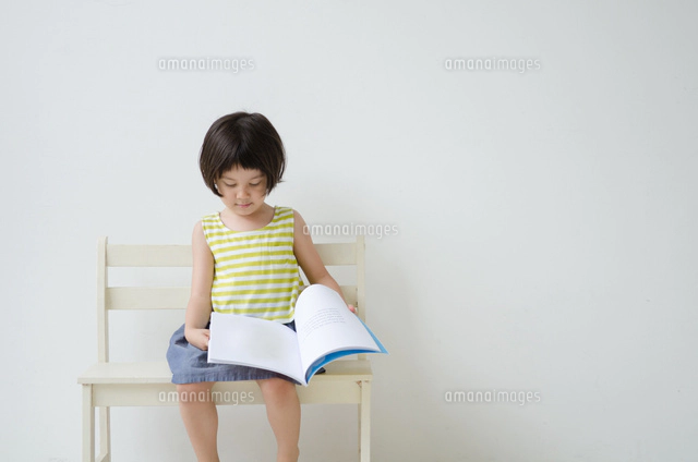 格子の窓の前で正座をする着物姿の後ろ姿 の写真素材 イラスト素材 アマナイメージズ