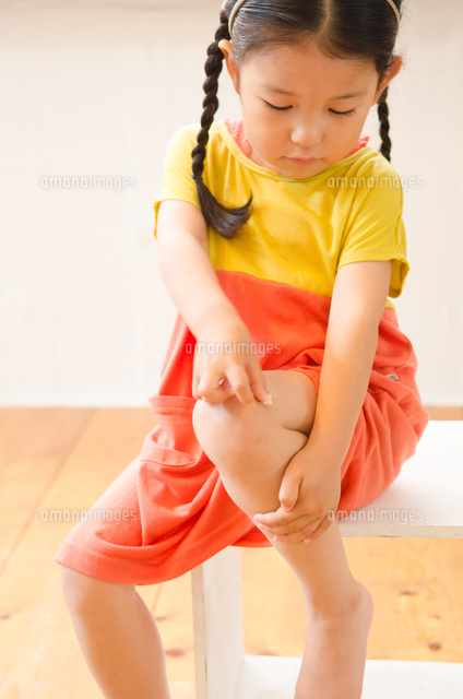 絆創膏を貼っている女の子 の写真素材 イラスト素材 アマナイメージズ