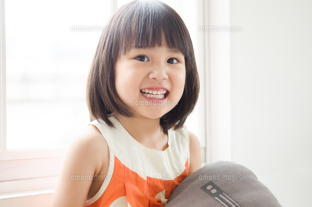 笑っている女の子 の写真素材 イラスト素材 アマナイメージズ