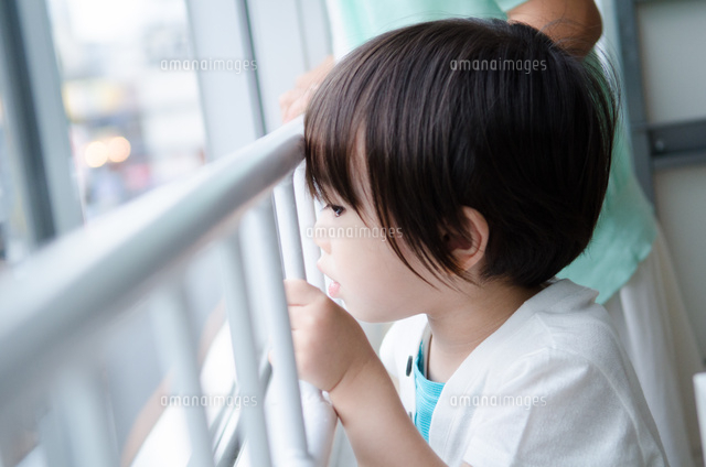 窓から外を見る子供たち[10568002183]の写真・イラスト素材｜アマナ