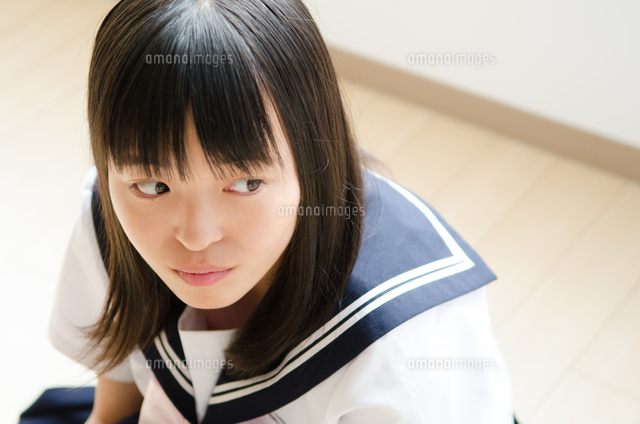 横を向いている学生服の女の子 の写真素材 イラスト素材 アマナイメージズ