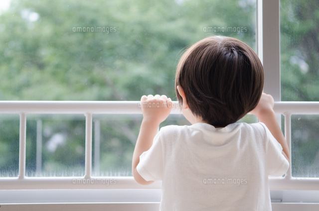 窓の外を見ている男の子 の写真素材 イラスト素材 アマナイメージズ