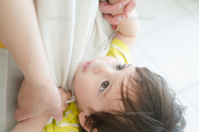 お母さんにしがみつく子供 の写真素材 イラスト素材 アマナイメージズ