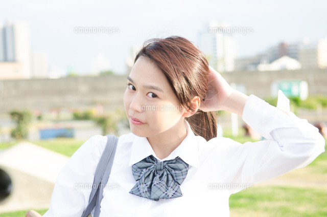 髪を結ぶ女子学生 の写真素材 イラスト素材 アマナイメージズ