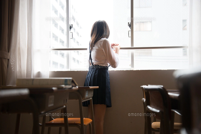 教室の窓の近くにいる小学生の女の子 の写真素材 イラスト素材 アマナイメージズ