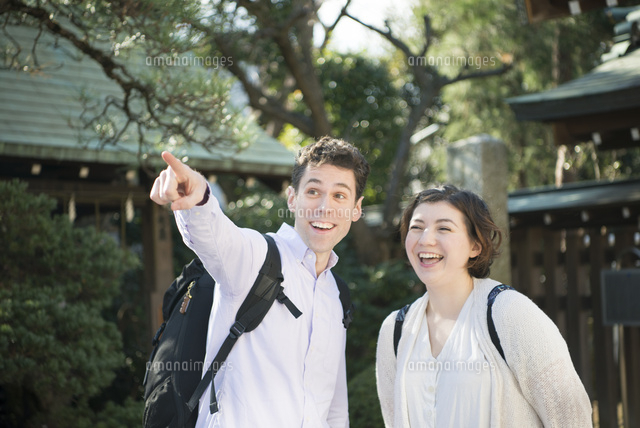 神社にいる笑顔の外国人観光客 の写真素材 イラスト素材 アマナイメージズ