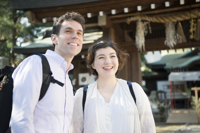神社にいる笑顔の外国人観光客 の写真素材 イラスト素材 アマナイメージズ