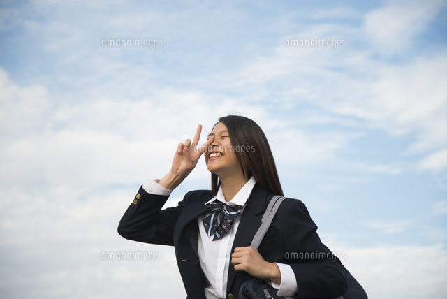 ピースをしている制服姿の女子高生 の写真素材 イラスト素材 アマナイメージズ