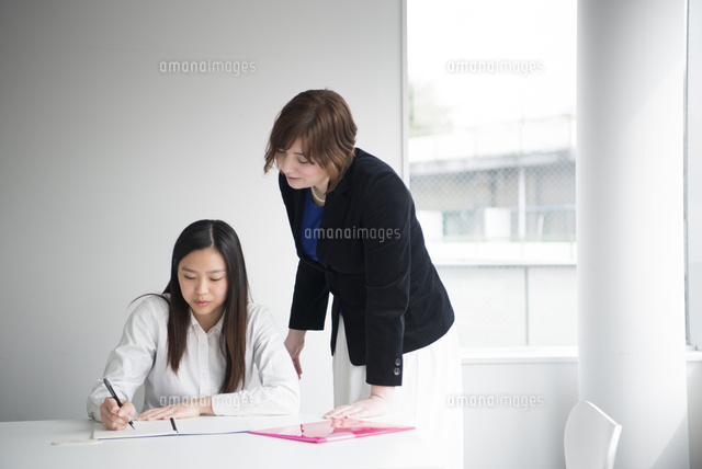 会議室にいる外国人先生と生徒 の写真素材 イラスト素材 アマナイメージズ