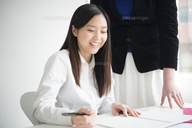 勉強を指導されている女性 の写真素材 イラスト素材 アマナイメージズ
