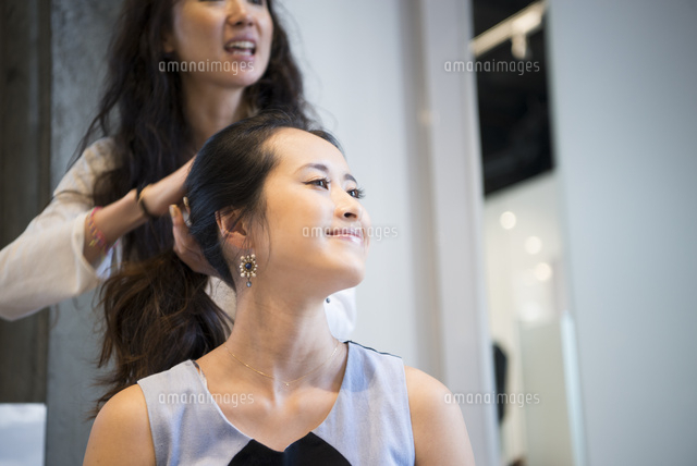 美容室でヘアセットをしている女性 の写真素材 イラスト素材 アマナイメージズ