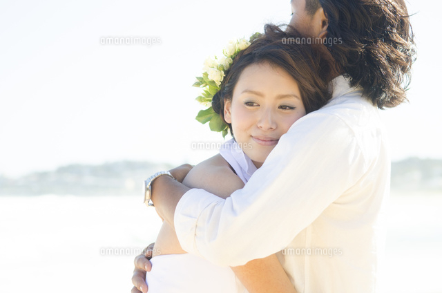 男性に抱きしめられているドレス姿の女性 の写真素材 イラスト素材 アマナイメージズ