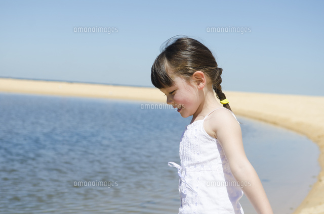ビーチで横を向いている女の子 の写真素材 イラスト素材 アマナイメージズ