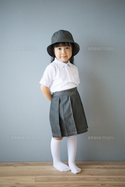 制服を着ている幼稚園児 の写真素材 イラスト素材 アマナイメージズ
