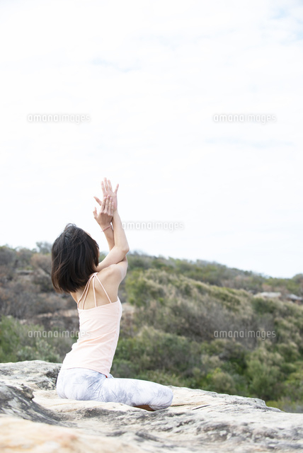 自然の中でヨガをしている女性 の写真素材 イラスト素材 アマナイメージズ