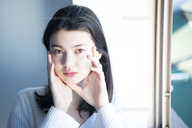 白いニットを着て顔を触っている女性 の写真素材 イラスト素材 アマナイメージズ 白いニットを着て顔を触っている女性 の写真素材 イラスト素材 アマナイメージズ