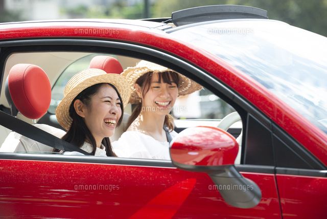 赤い車に乗って笑っている女性2人 の写真素材 イラスト素材 アマナイメージズ 赤い車に乗って笑っている女性2人 の写真素材 イラスト素材 アマナイメージズ