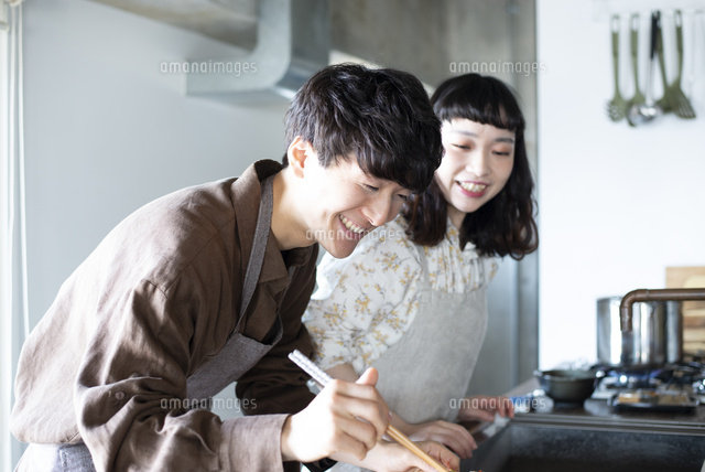 キッチンで料理をしているカップル 10568008226 の写真素材 イラスト素材 アマナイメージズ