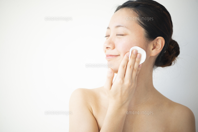 コットンでスキンケアをしている女性 の写真素材 イラスト素材 アマナイメージズ