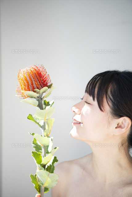 花を持っている女性のビューティーイメージ の写真素材 イラスト素材 アマナイメージズ 花を持っている女性のビューティーイメージ の写真素材 イラスト素材 アマナイメージズ