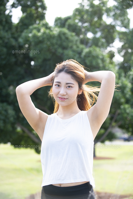髪を結んでいる女性 の写真素材 イラスト素材 アマナイメージズ