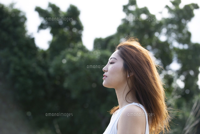 運動中の女性の横顔[10568009285]の写真・イラスト素材｜アマナ