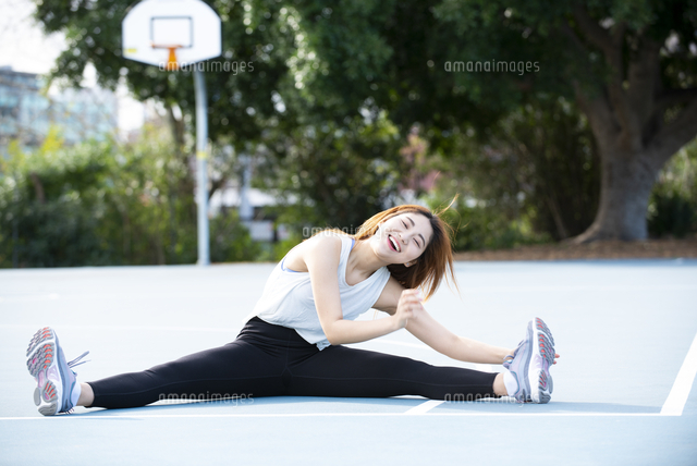 ストレッチをしている女性 の写真素材 イラスト素材 アマナイメージズ