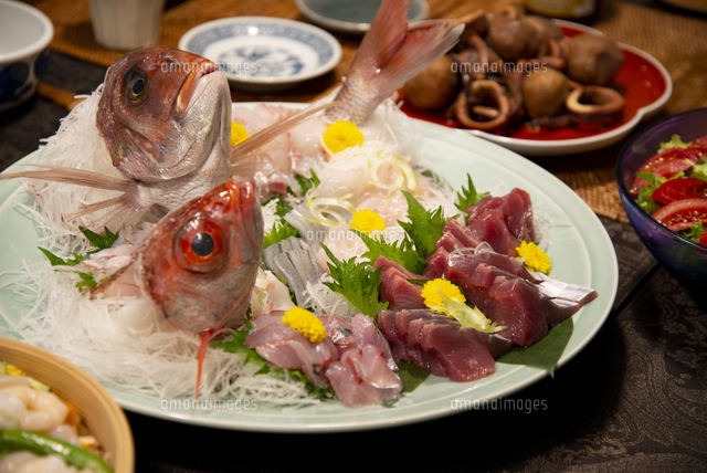 食卓に並ぶご馳走 の写真素材 イラスト素材 アマナイメージズ