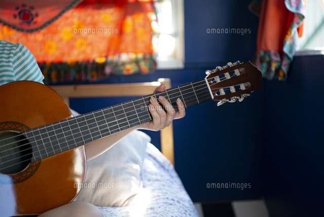 ギターを持っている女性の手元 の写真素材 イラスト素材 アマナイメージズ
