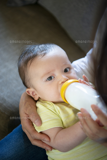 哺乳瓶からミルクを飲んでいる赤ちゃん の写真素材 イラスト素材 アマナイメージズ