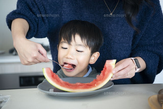 スイカを食べさせてもらっている男の子[10568011643]の写真・イラスト