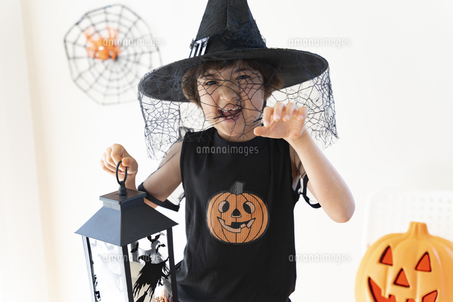 ハロウィンのコスチュームを着てポーズをしている女の子