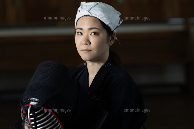 剣道の道着姿で面を持っている女性剣士[10568012836]の写真・イラスト