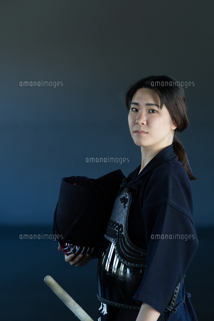 剣道の道着姿で面を抱えている女性剣士[10568012857]の写真・イラスト