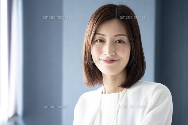 しょこら【写真の確認お願いいたします】 オフィスでこちらを見ている女性[10568013095]の写真・イラスト素材