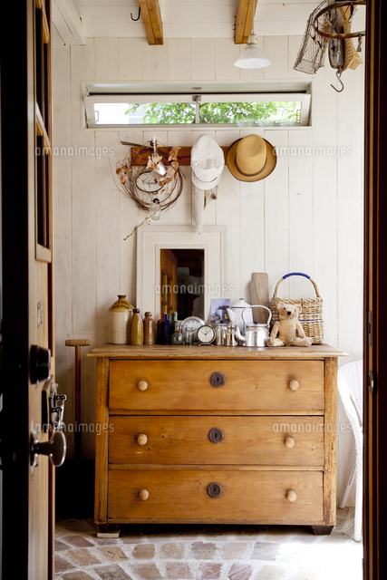 カントリーなチェストと雑貨のある風景 の写真素材 イラスト素材 アマナイメージズ