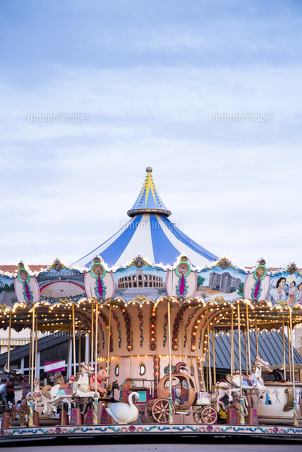 青空とメリーゴーランド の写真素材 イラスト素材 アマナイメージズ